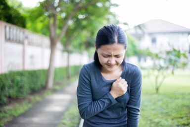 Krūtinės ląstos osteochondrozės simptomai gali būti panašūs į širdies priepuolio simptomus